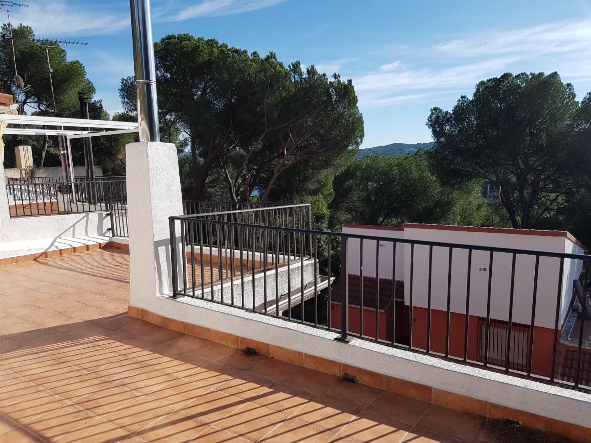 Terrassa de Casa adosada en venda en San Martín de Valdeiglesias amb Jardí privat, Terrassa i Moblat