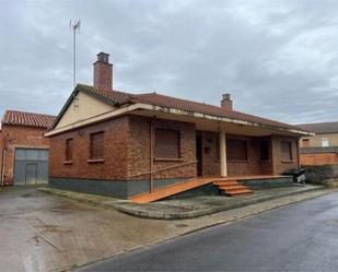 Vista exterior de Casa adosada en venda en Bustillo del Páramo amb Calefacció, Jardí privat i Terrassa