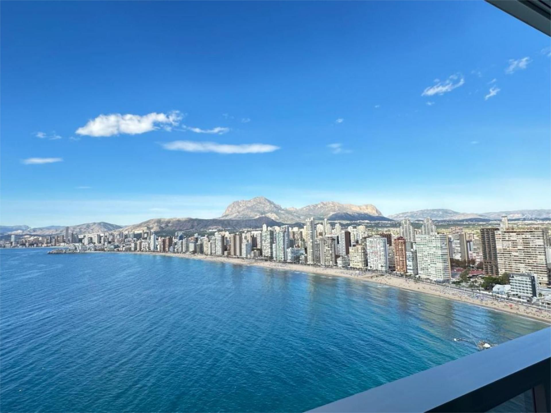 Vista exterior de Apartament de lloguer en Benidorm amb Aire condicionat, Calefacció i Jardí privat