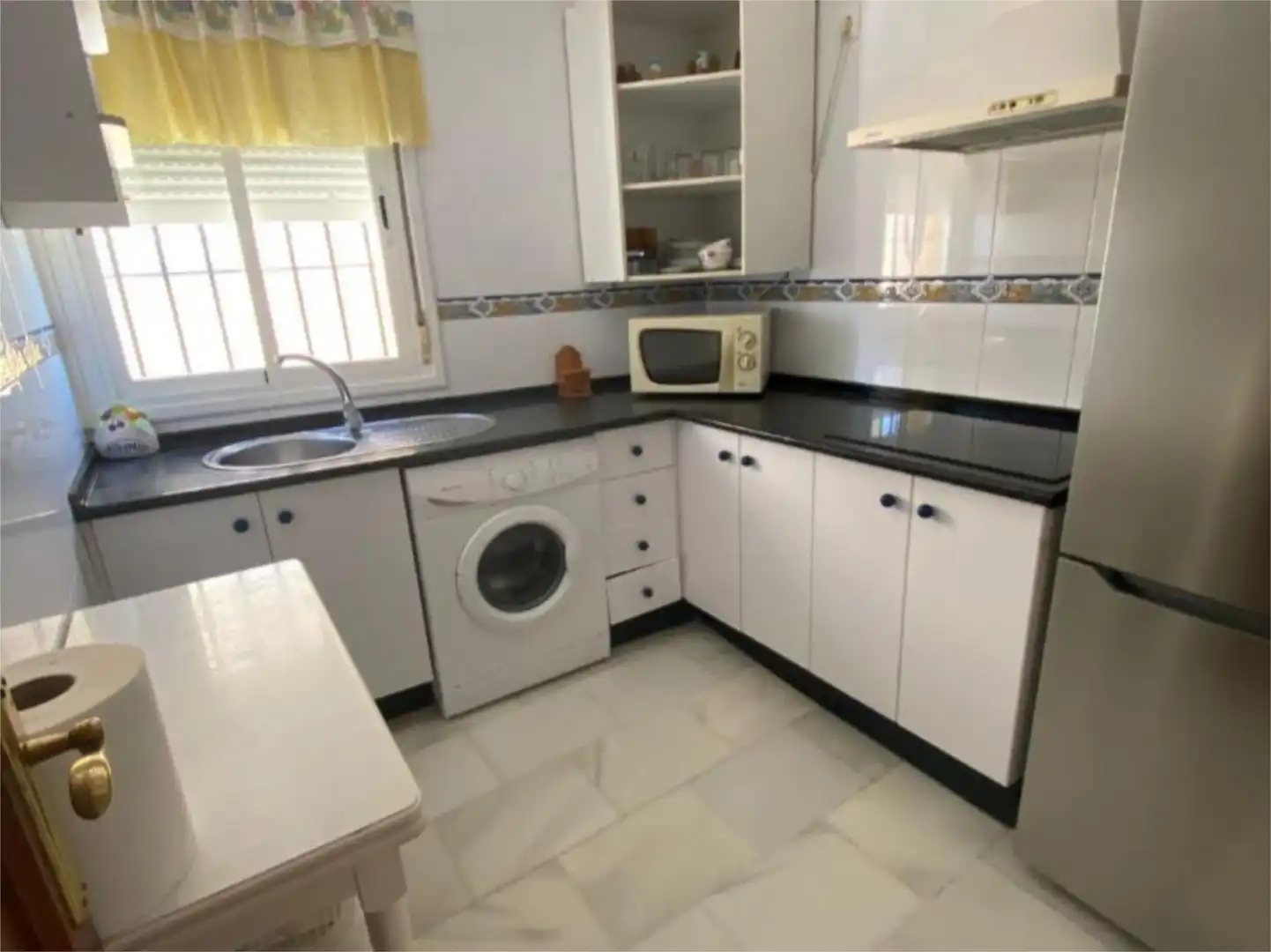Flat for rent in Avenida Sanlúcar de Barrameda, 38, Playa Cruz del Mar Kitchen of Flat for rent in Chipiona with Air Conditioner, Heating and Terrace