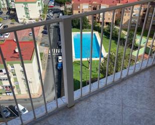 Vista exterior de Pis de lloguer en Montequinto amb Aire condicionat, Terrassa i Piscina