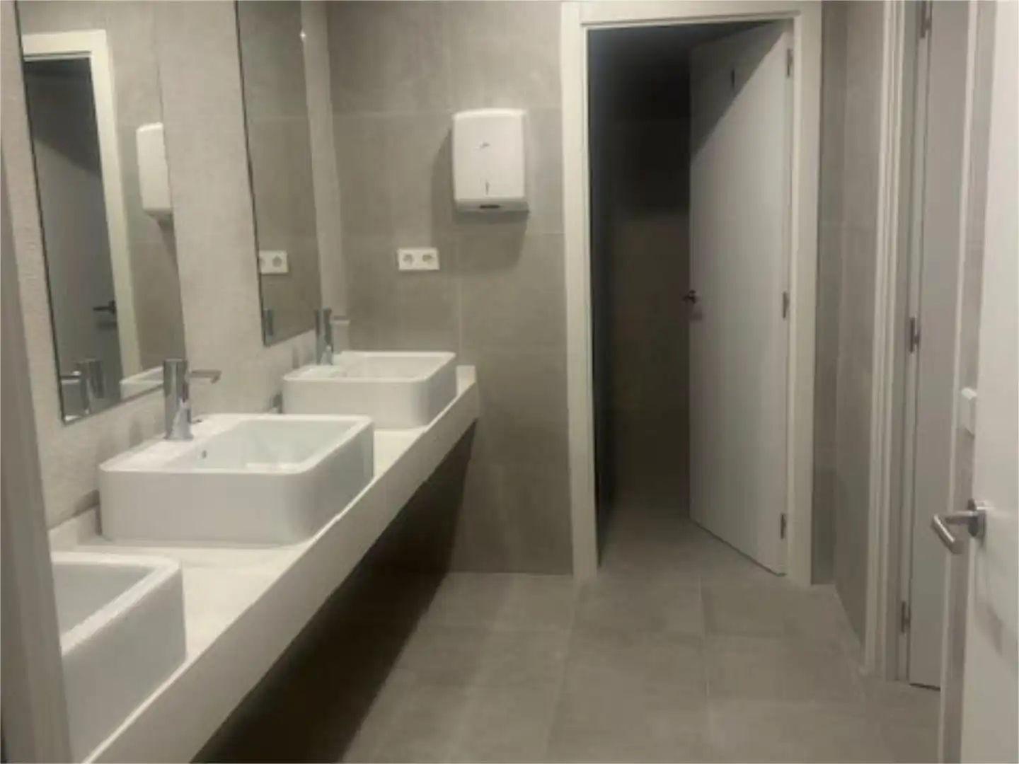 Bathroom of Office for rent in Madrid