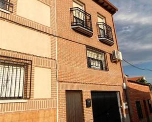 Exterior view of Single-family semi-detached for sale in Villarejo de Montalbán  with Terrace, Storage room and Furnished