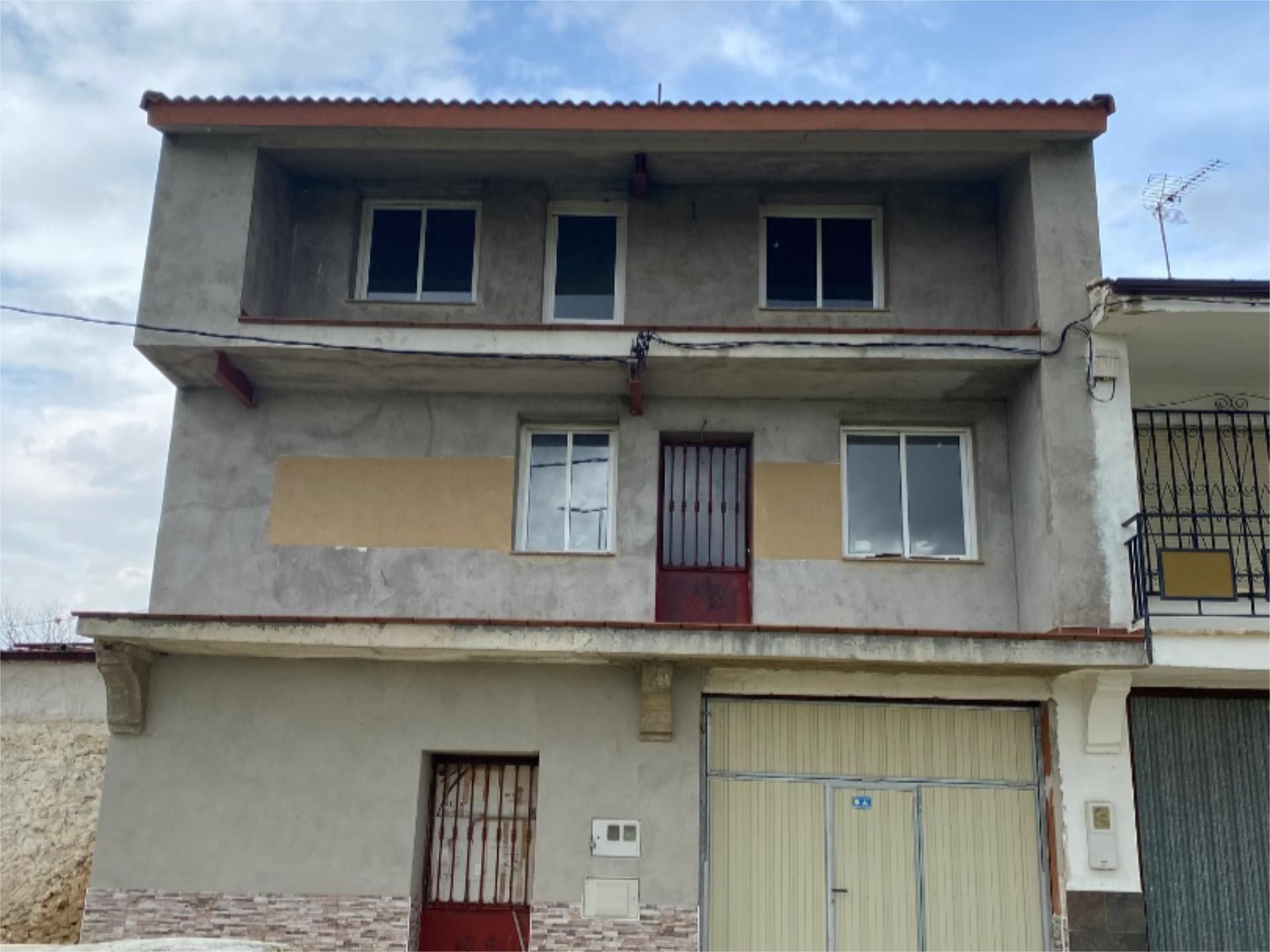 Vista exterior de Casa adosada en venda en Medina de Pomar amb Terrassa i Balcó