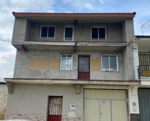 Vista exterior de Casa adosada en venda en Medina de Pomar amb Terrassa i Balcó