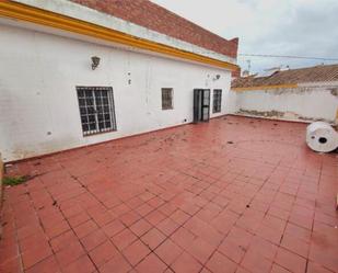 Vista exterior de Casa o xalet en venda en Lebrija amb Terrassa, Traster i Piscina