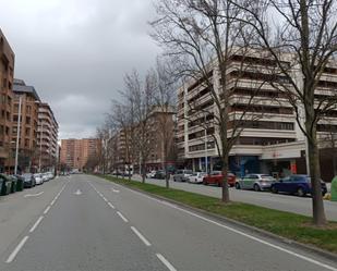 Vista exterior de Pis en venda en  Pamplona / Iruña amb Calefacció, Jardí privat i Parquet