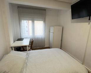 Bedroom of Flat to share in Avilés  with Parquet flooring, Furnished and Washing machine