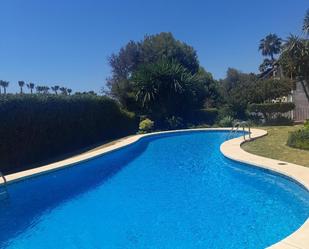 Piscina de Pis en venda en Estepona amb Aire condicionat, Calefacció i Jardí privat