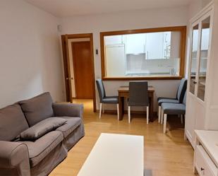 Sala d'estar de Apartament de lloguer en  Madrid Capital amb Aire condicionat i Balcó