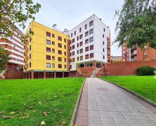 Vista exterior de Apartament en venda en Oviedo  amb Calefacció, Jardí privat i Parquet