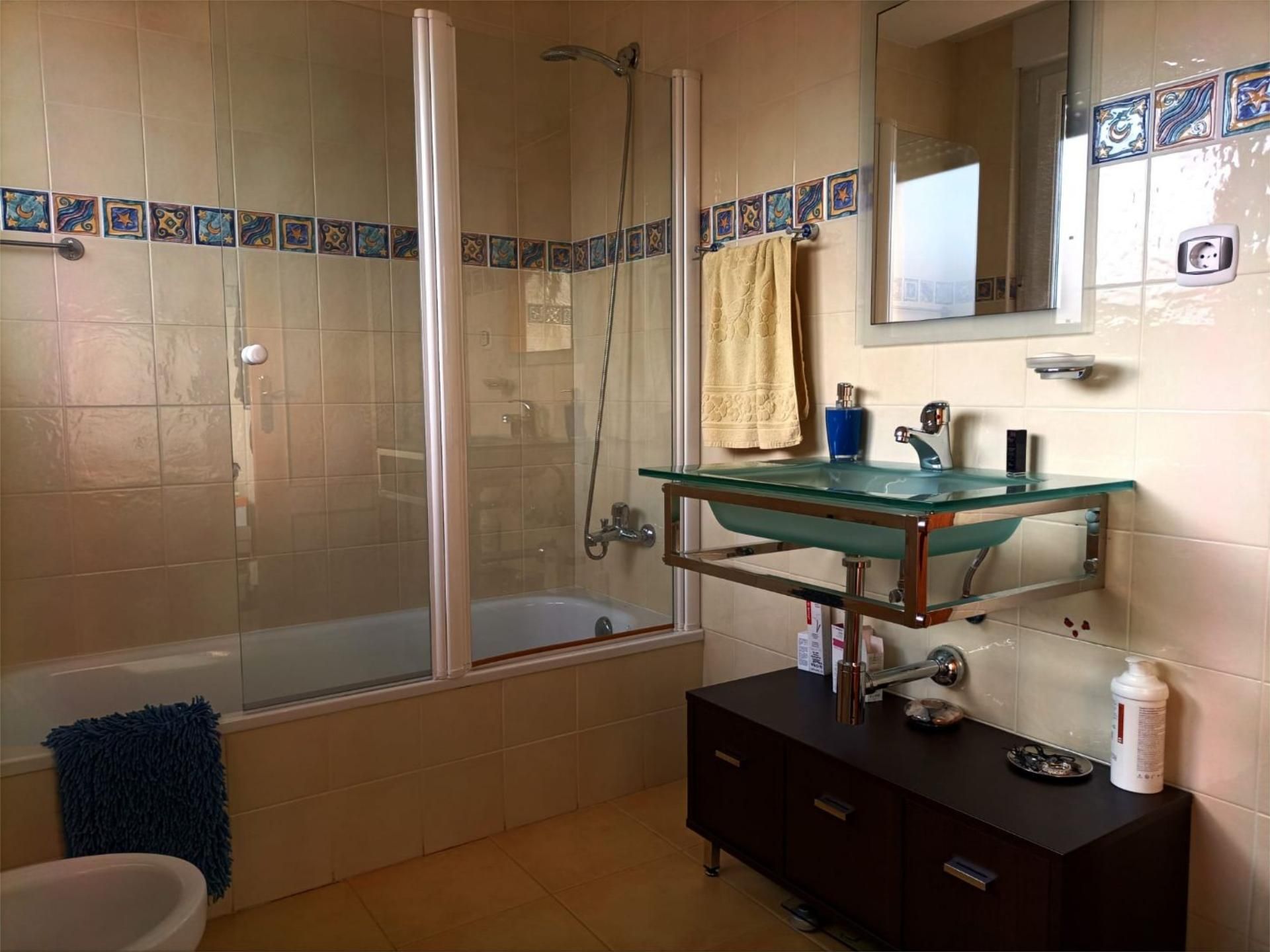 Bathroom of Flat for sale in Valverde de la Virgen  with Heating, Private garden and Terrace