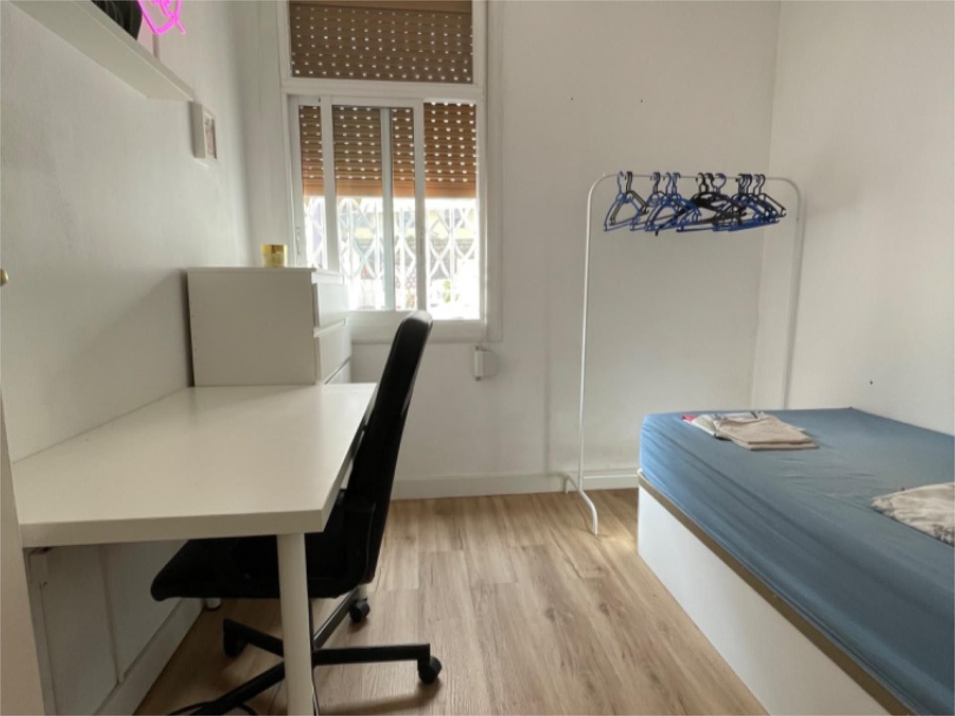 Bedroom of Flat to share in  Barcelona Capital  with Private garden, Parquet flooring and Terrace