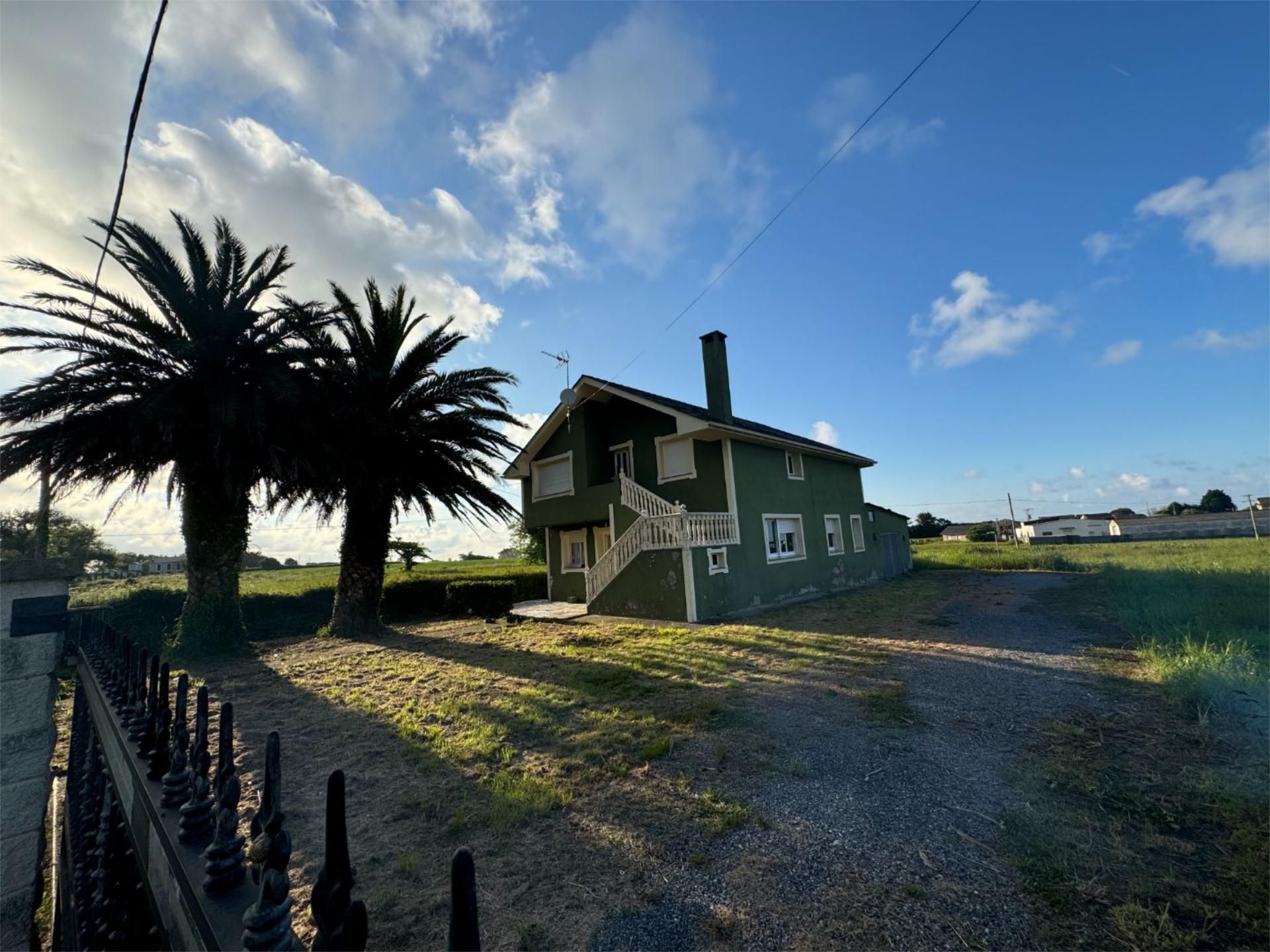 Vista exterior de Casa o xalet en venda en Ribadeo amb Jardí privat, Traster i Moblat