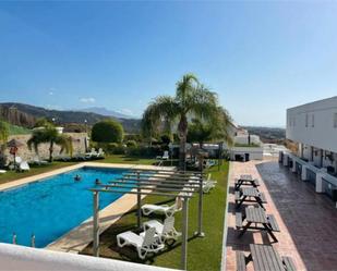 Jardí de Pis de lloguer en Estepona amb Terrassa i Piscina