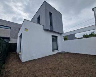 Vista exterior de Casa o xalet de lloguer en Suances amb Calefacció, Jardí privat i Parquet