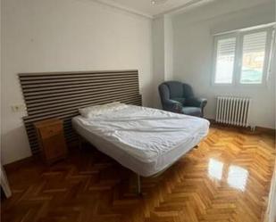 Bedroom of Flat to rent in Oviedo 