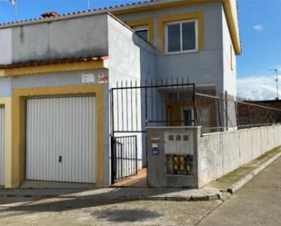 Exterior view of Single-family semi-detached for sale in El Carpio de Tajo  with Air Conditioner, Heating and Private garden