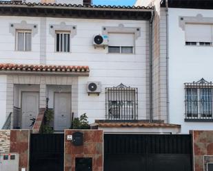 Vista exterior de Casa o xalet en venda en Ogíjares amb Aire condicionat i Terrassa