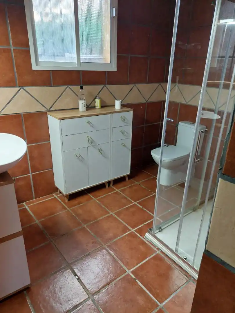 Baño de Planta baja de alquiler en La Carolina con Aire acondicionado, Calefacción y Jardín privado
