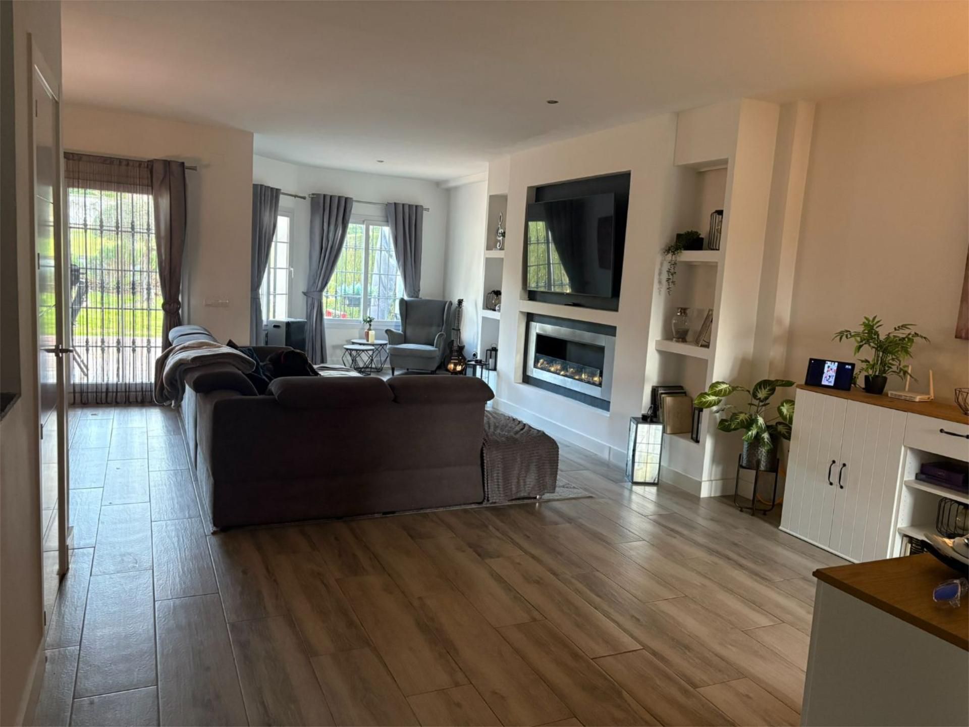 Living room of Single-family semi-detached for sale in Alhaurín de la Torre  with Air Conditioner, Terrace and Swimming Pool
