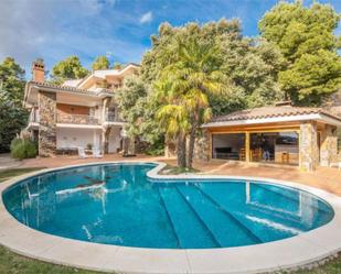 Piscina de Casa adosada de lloguer en Matadepera amb Aire condicionat, Jardí privat i Piscina