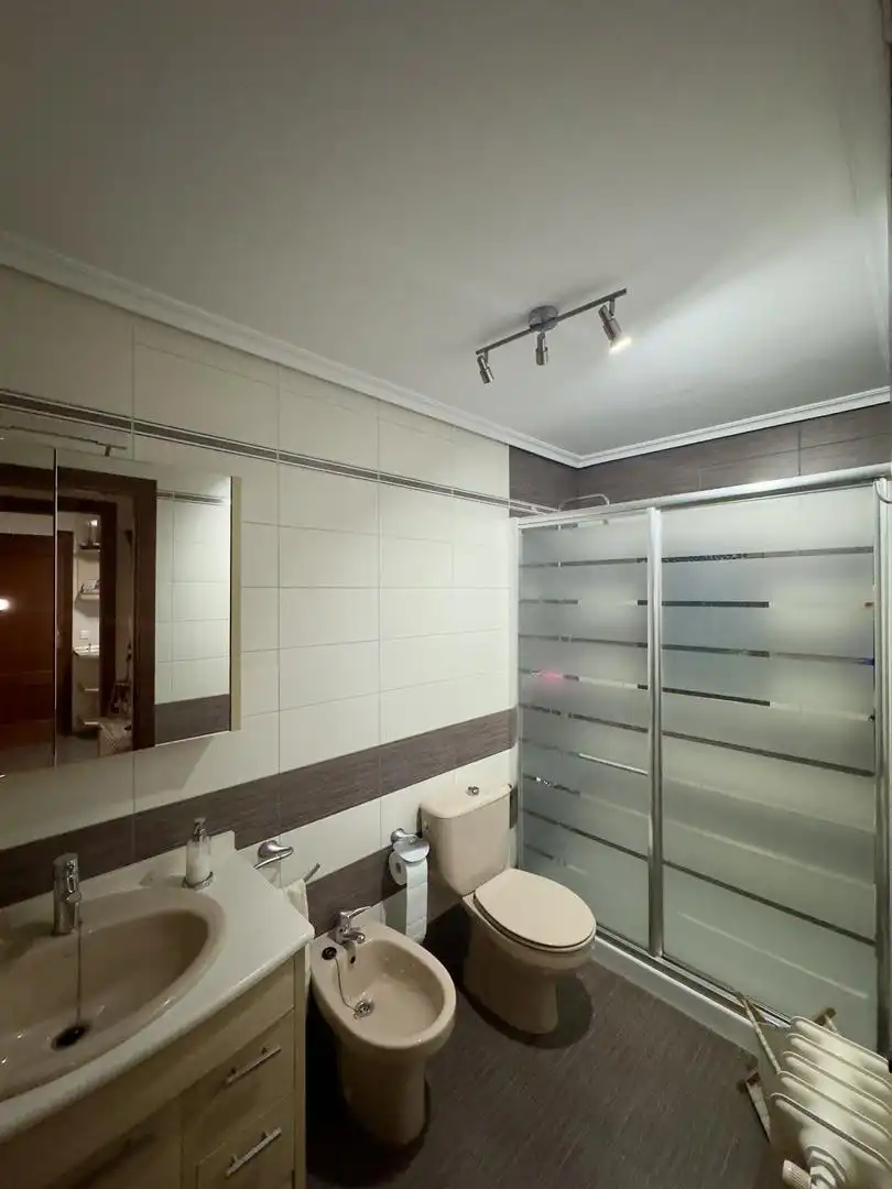 Casa adosada en venta en Paseo San Isidro, 15, Tomelloso Baño de Casa adosada en venta en Tomelloso con Terraza y Balcón