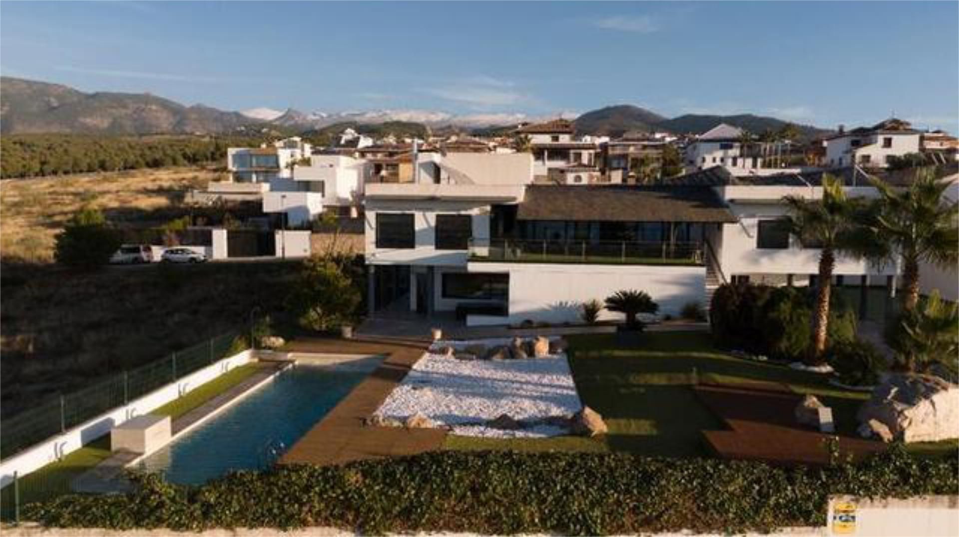 Vista exterior de Casa adosada en venda en La Zubia amb Calefacció, Jardí privat i Terrassa