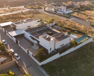 Vista exterior de Casa adosada en venda en La Zubia amb Calefacció, Jardí privat i Terrassa