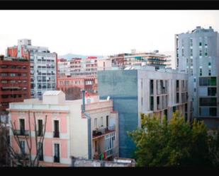 Vista exterior de Pis en venda en  Barcelona Capital amb Moblat i Balcó