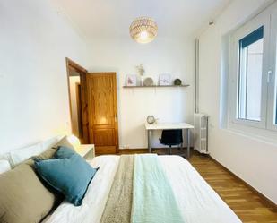 Bedroom of Flat to share in  Barcelona Capital  with Parquet flooring, Furnished and Oven