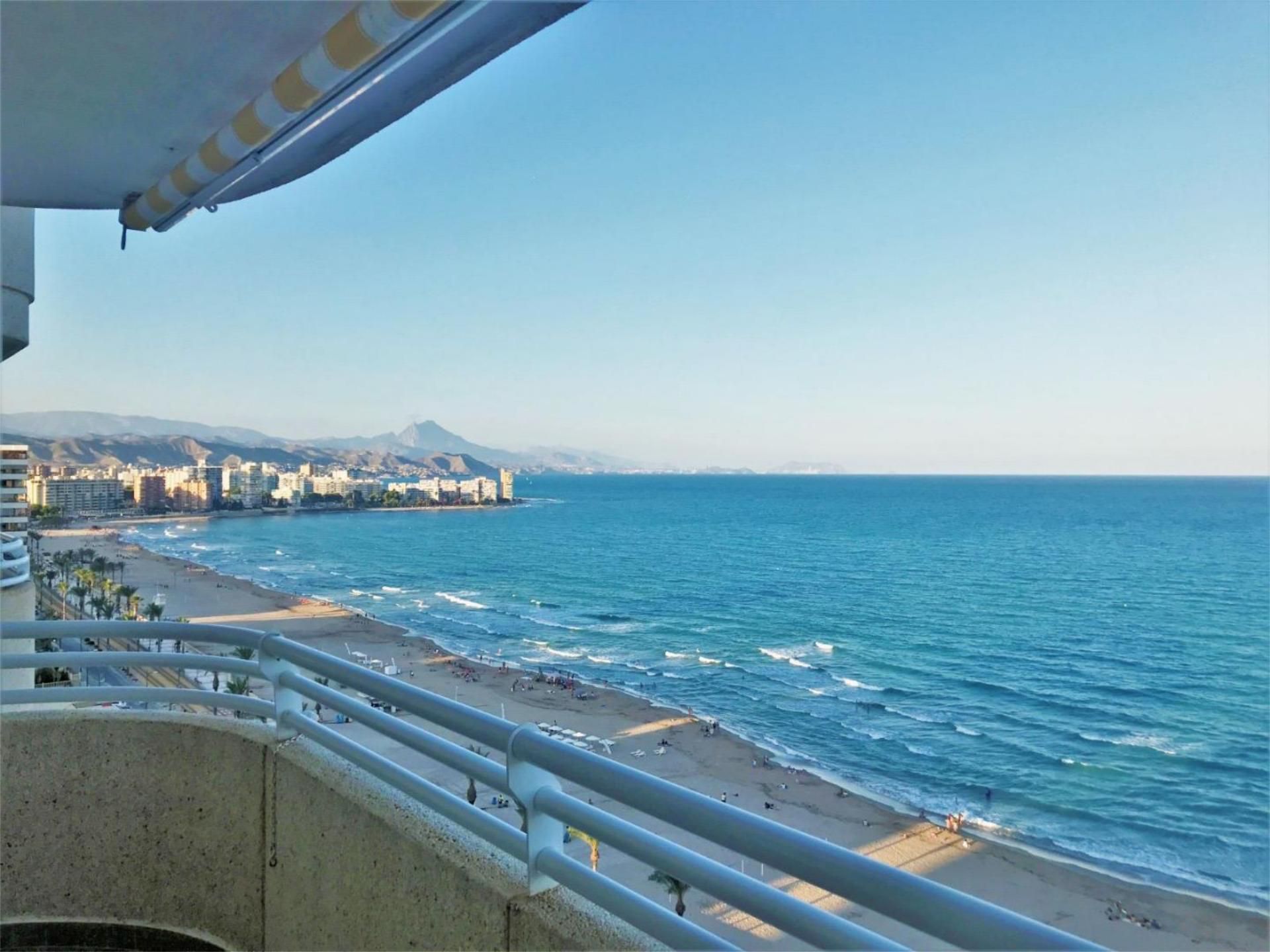 Vista exterior de Pis de lloguer en El Campello amb Jardí privat, Terrassa i Traster