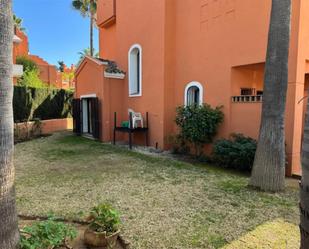 Jardí de Pis de lloguer en Marbella amb Terrassa i Piscina