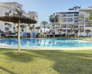 Vista exterior de Pis en venda en Manilva amb Aire condicionat, Terrassa i Piscina