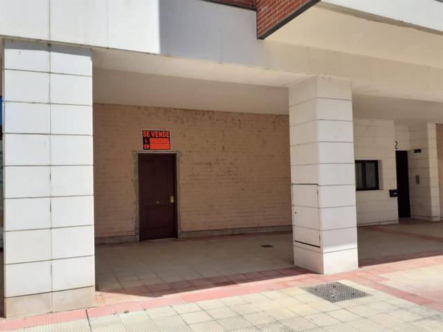 Local comercial en Venta en Calle Fuenmayor, 56 en Portillejo - Valdegastea