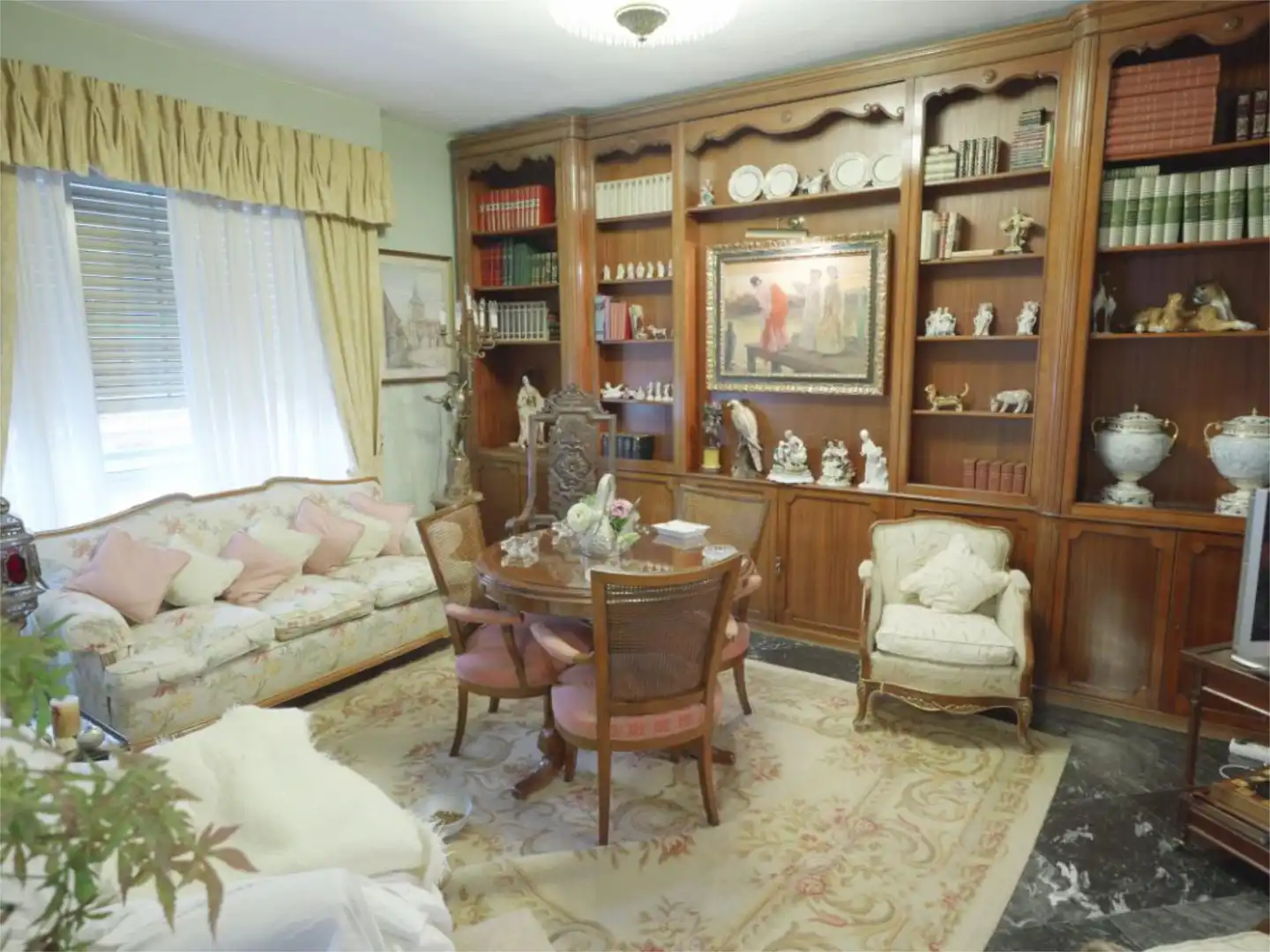 Living room of Flat for sale in Sevilla  with Air Conditioner, Heating and Parquet flooring