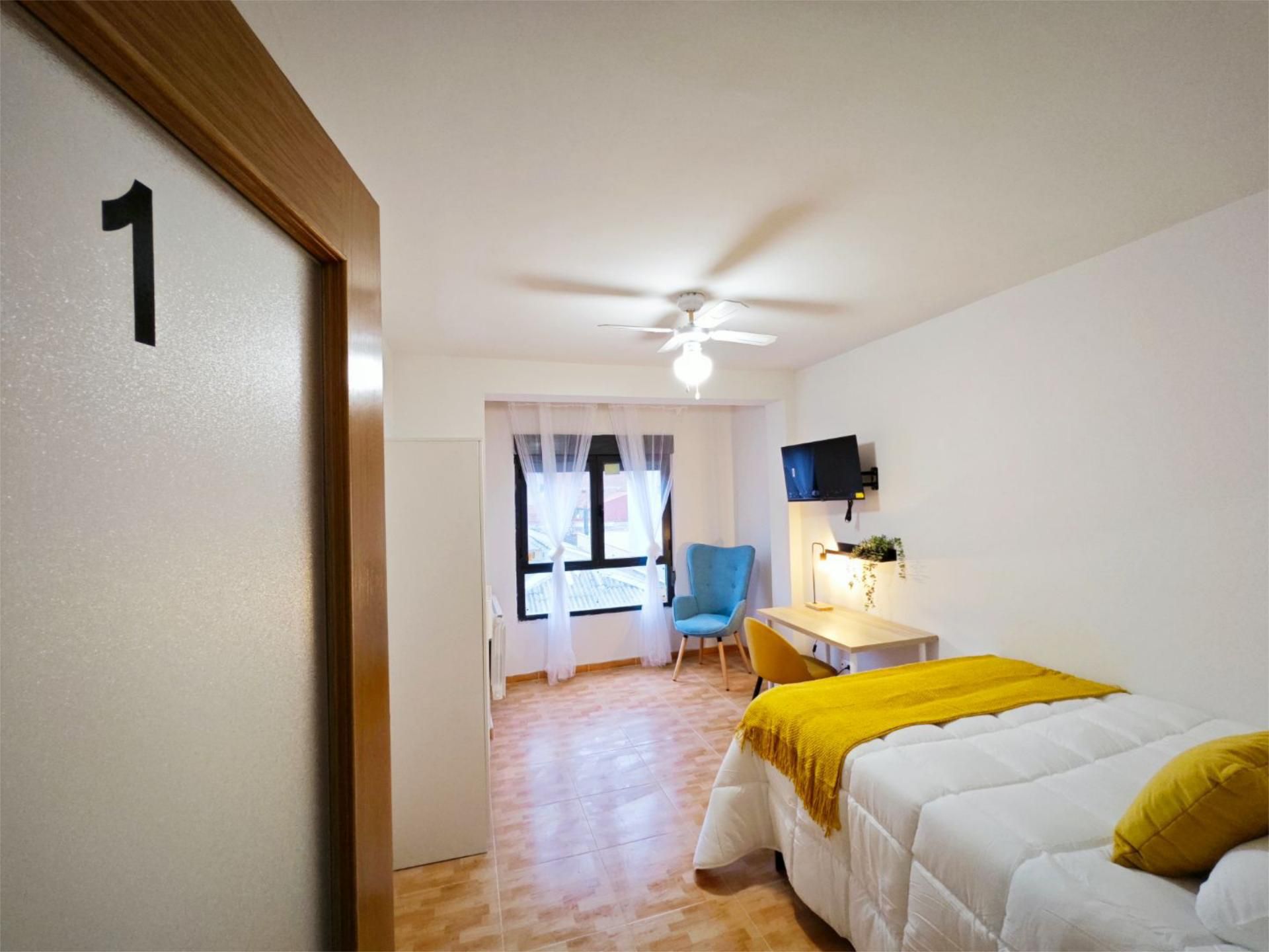 Bedroom of Flat to share in León Capital   with Heating, Storage room and Furnished