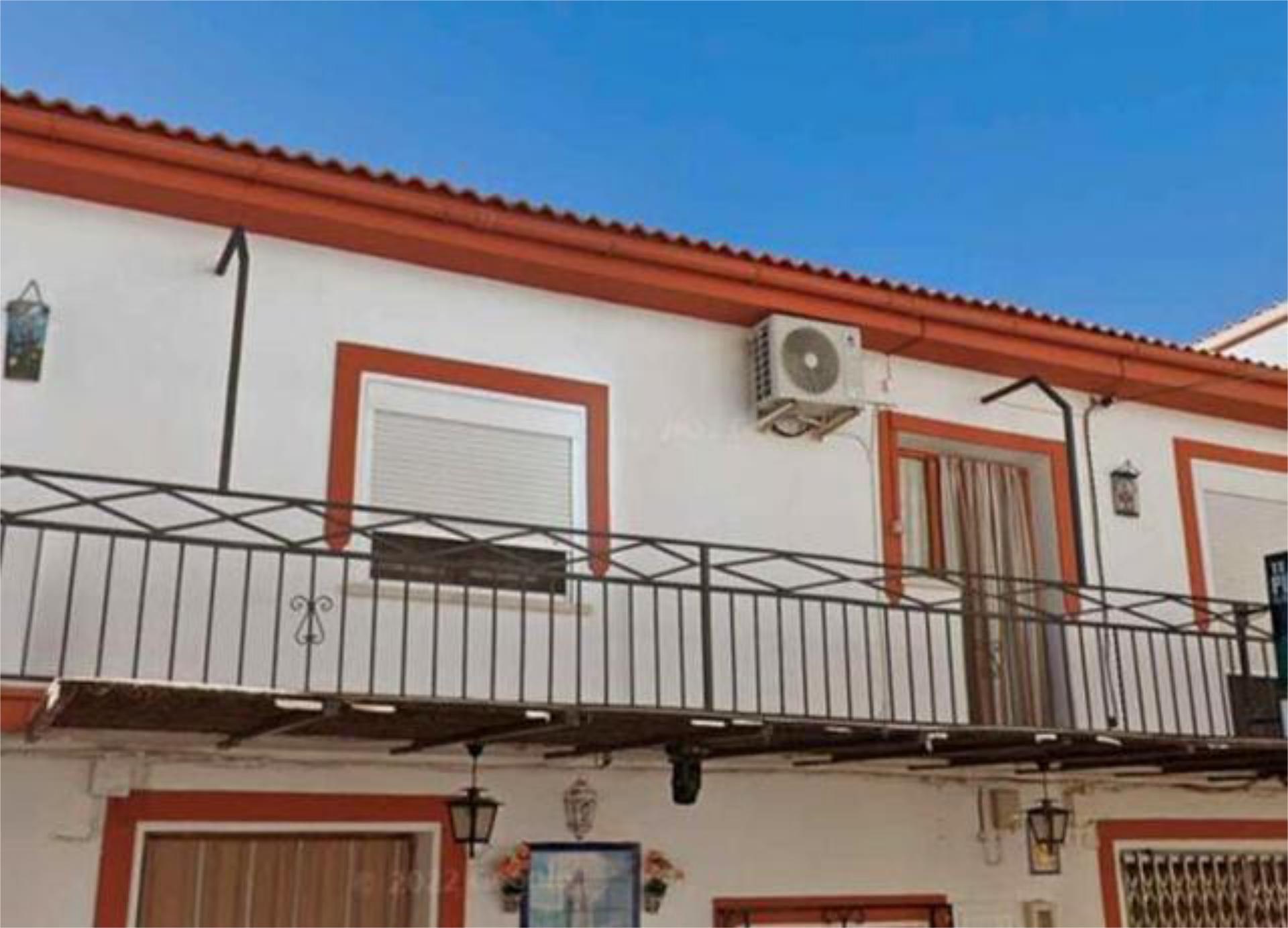 Vista exterior de Casa o xalet en venda en Alhambra amb Terrassa
