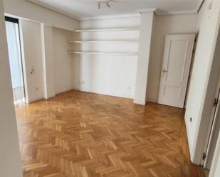 Bedroom of Flat for sale in  Madrid Capital  with Air Conditioner, Heating and Parquet flooring