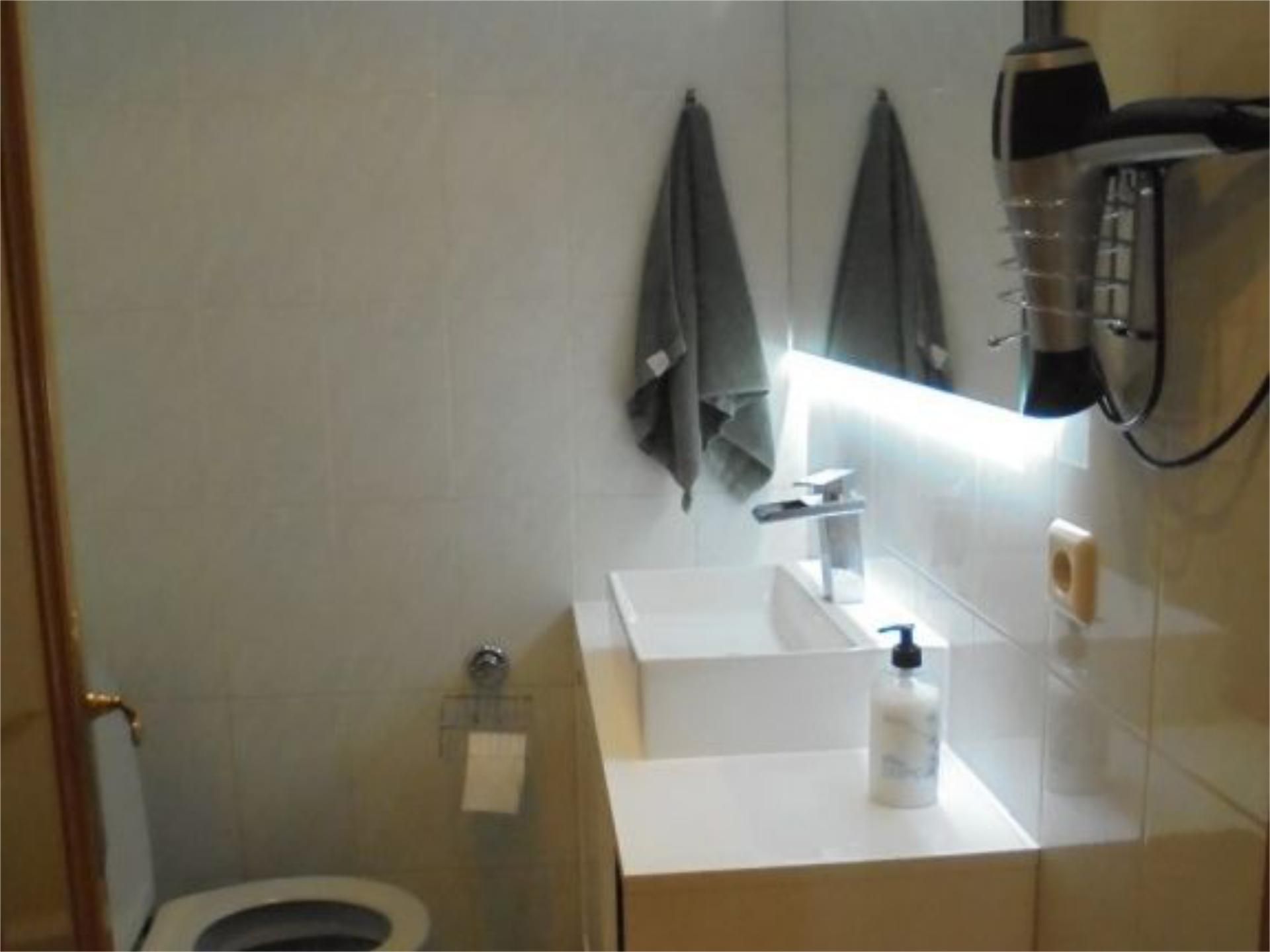 Bathroom of Flat to rent in Ponferrada  with Heating, Parquet flooring and Storage room