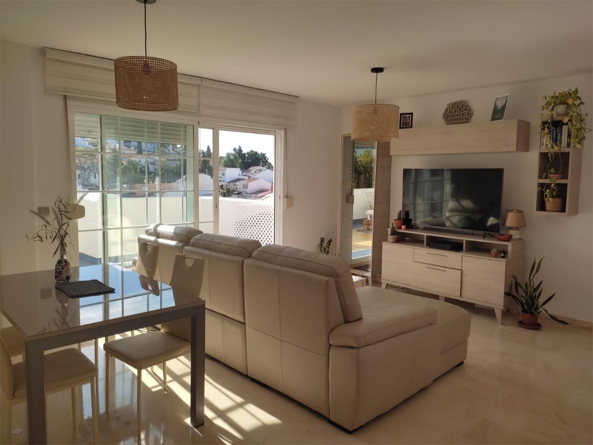 Sala d'estar de Àtic en venda en Marbella amb Aire condicionat, Terrassa i Piscina