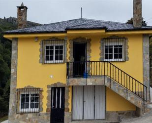 Vista exterior de Finca rústica en venda en Villanueva de Oscos amb Calefacció, Terrassa i Moblat