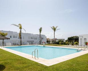 Piscina de Casa adosada en venda en Conil de la Frontera amb Aire condicionat, Calefacció i Jardí privat