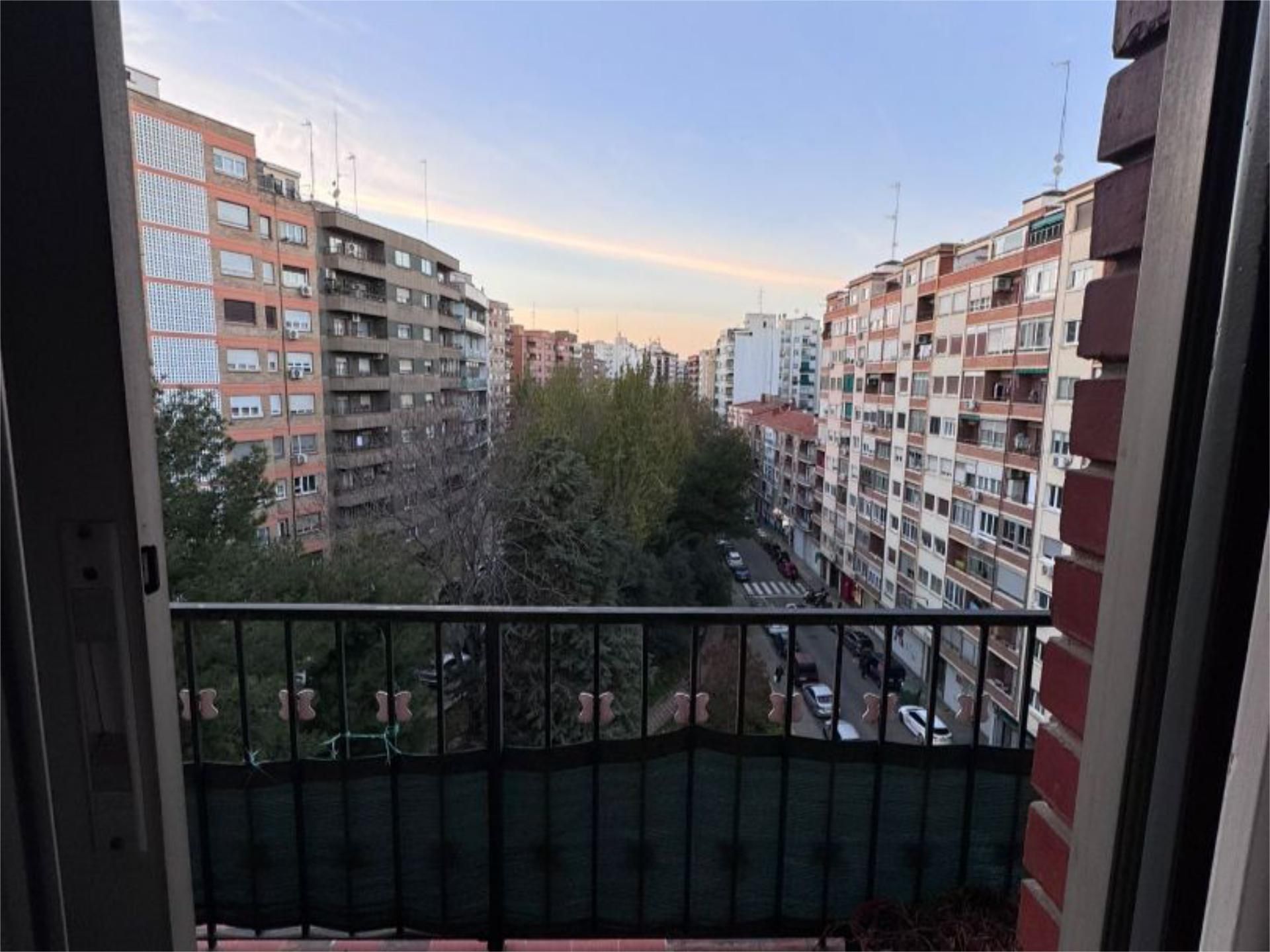 Vista exterior de Pis per a compartir en  Zaragoza Capital amb Aire condicionat, Calefacció i Parquet