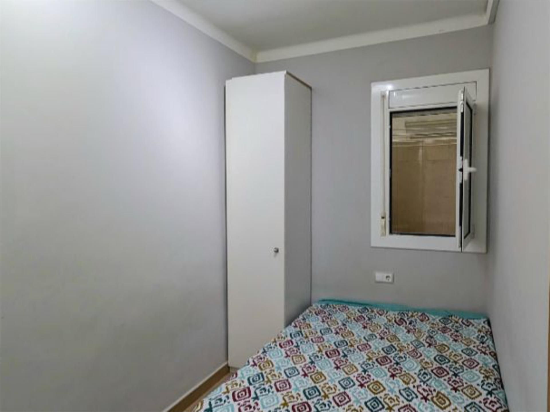 Flat to share in Carrer de Petrarca, 34, Horta Bedroom of Flat to share in Barcelona Capital with Air Conditioner, Heating and Storage room