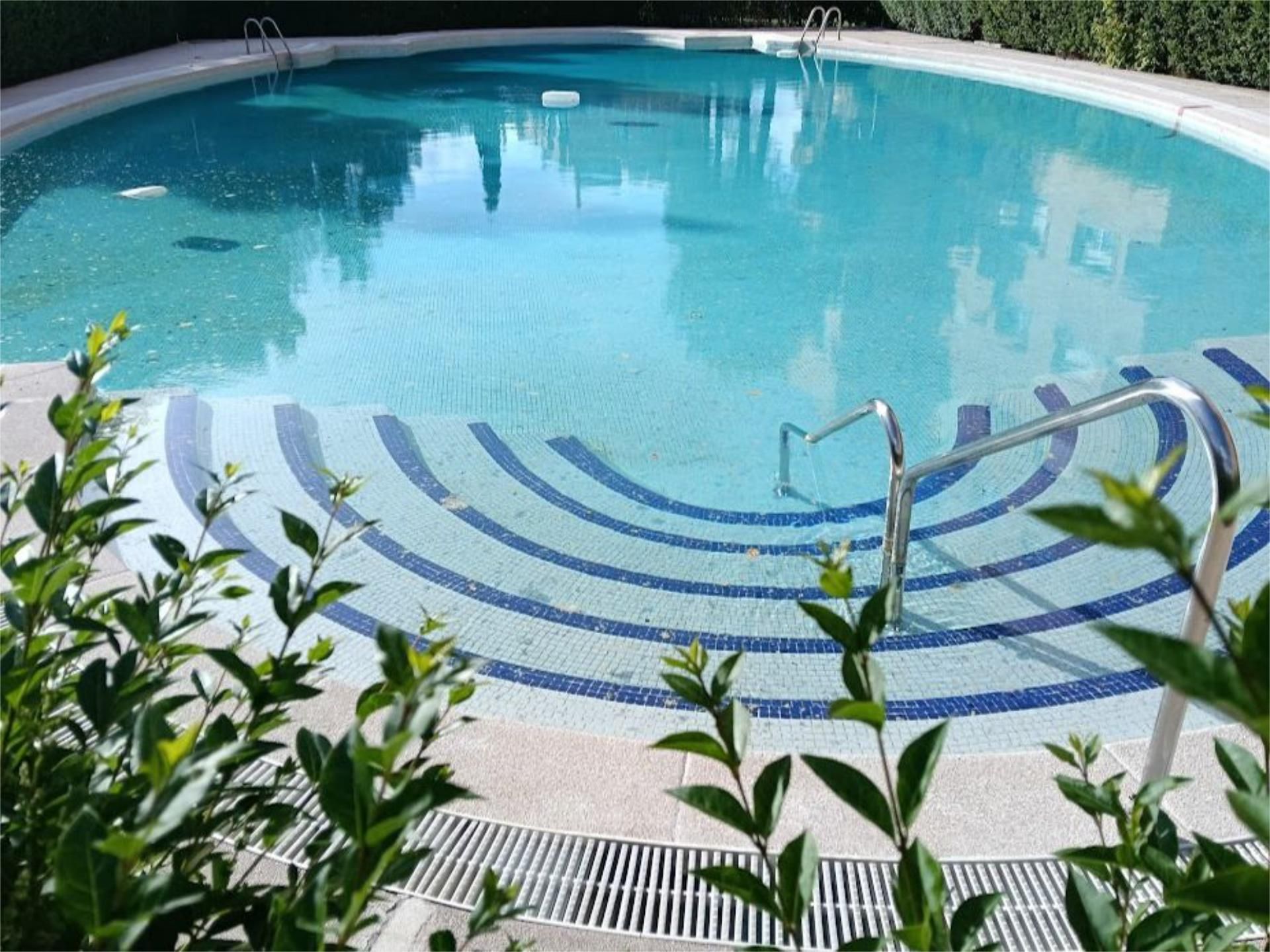 Swimming pool of Flat for sale in  Madrid Capital  with Air Conditioner, Heating and Private garden