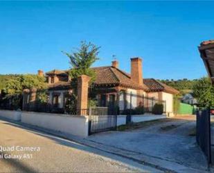 Vista exterior de Casa adosada en venda en Megeces amb Calefacció, Jardí privat i Terrassa