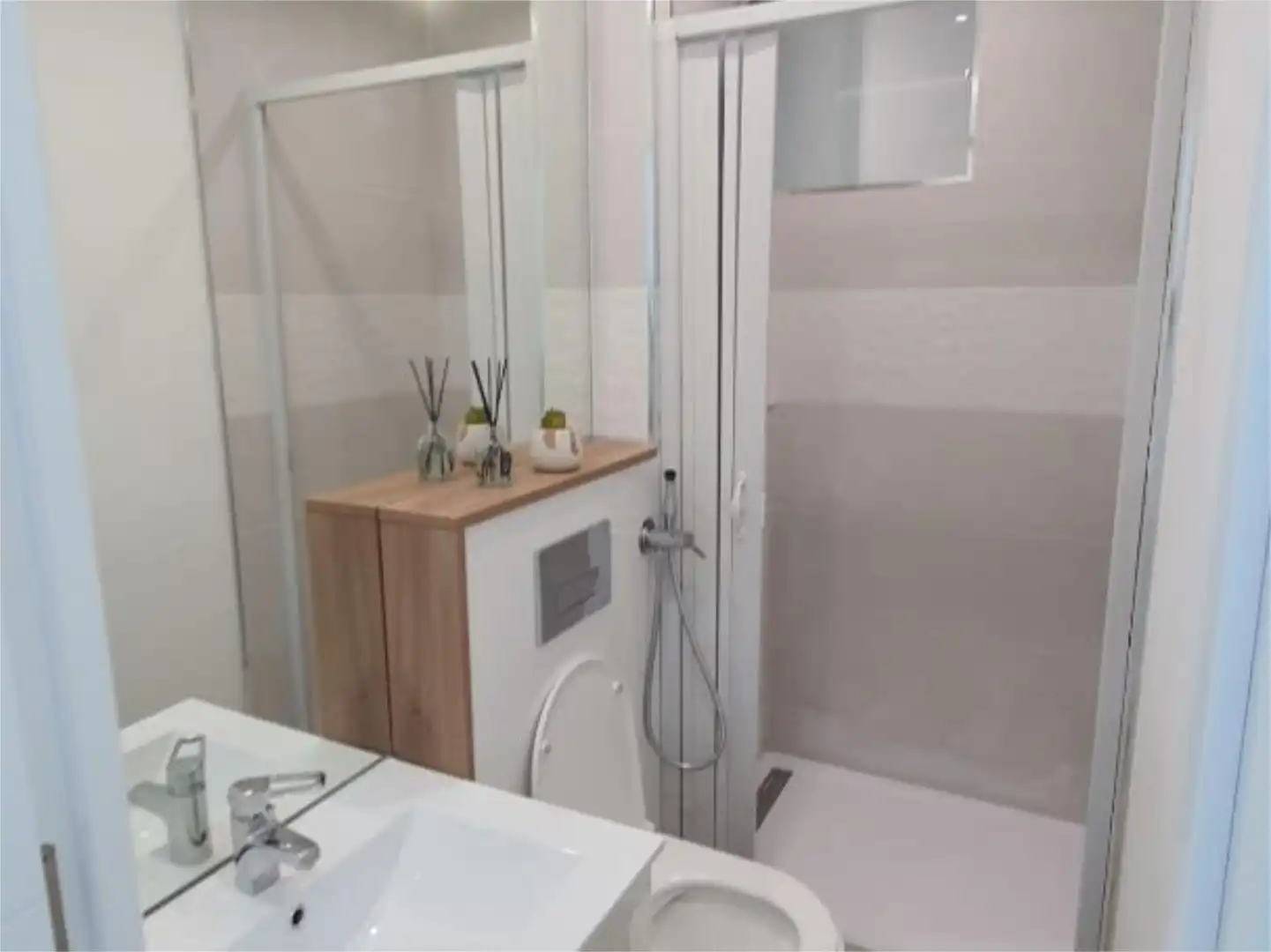 Habitación en Calle Puerta los Guzmanes, 1, Casería de Montijo Baño de Piso para compartir en Granada con Calefacción, Parquet y Terraza