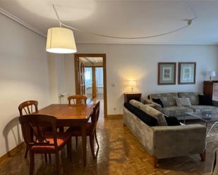 Sala d'estar de Apartament de lloguer en León Capital  amb Calefacció, Parquet i Terrassa