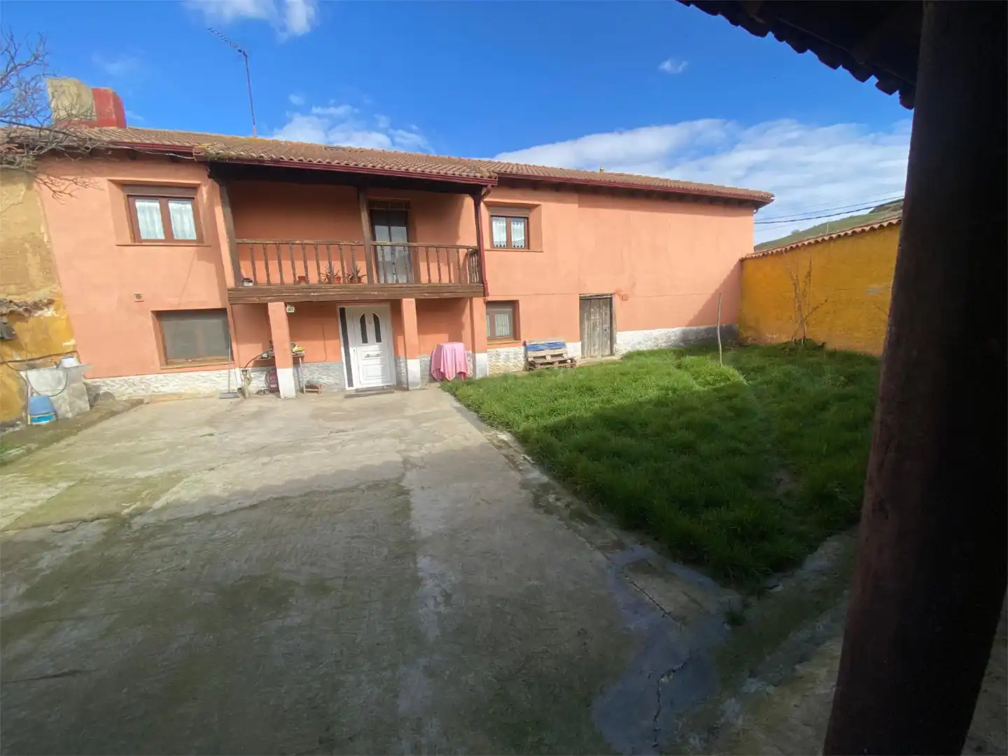 Casa o chalet en venta en Calle la Reguera, 15, Villasabariego Vista exterior de Casa o chalet en venta en Villasabariego con Calefacción, Jardín privado y Parquet